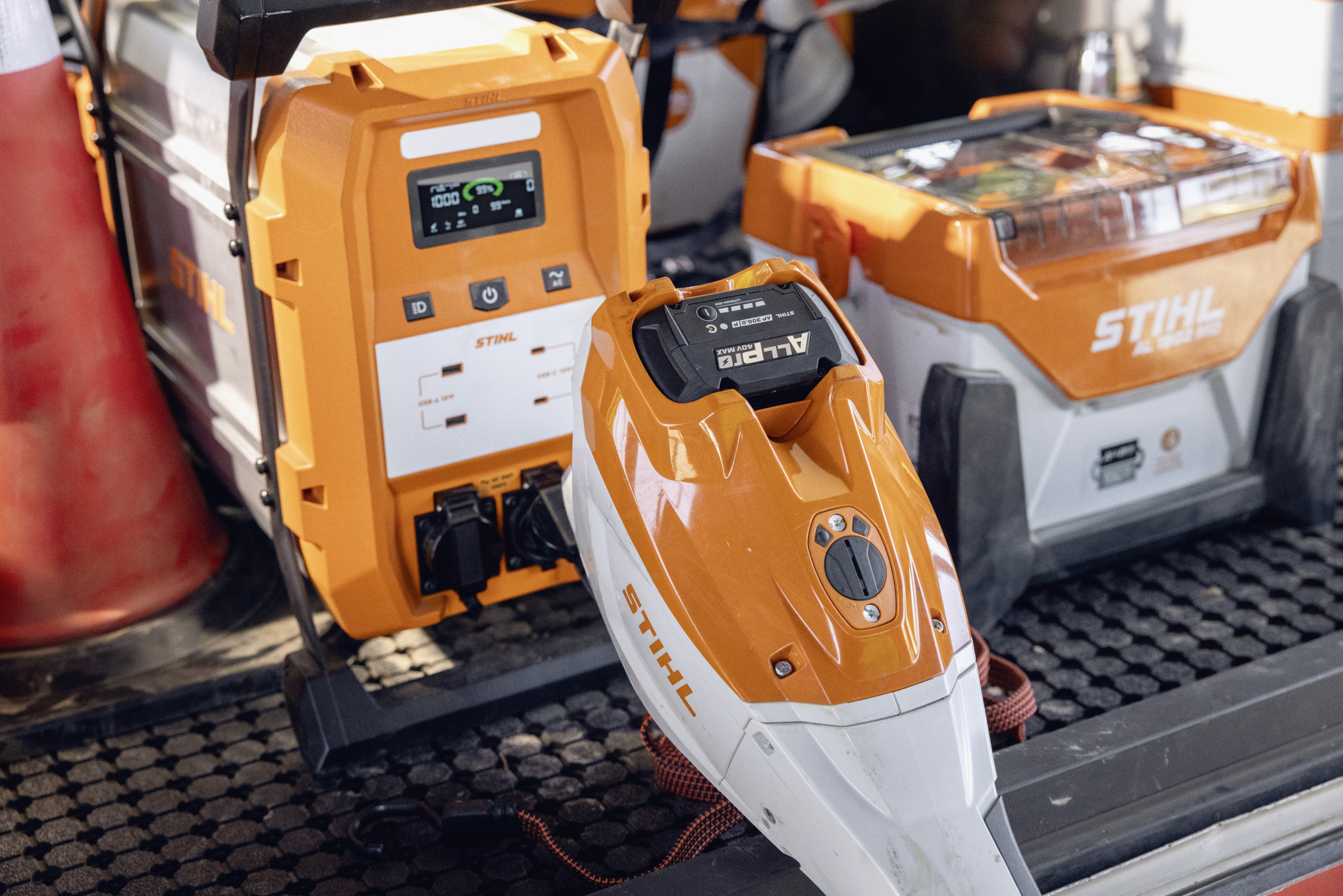 Mobilní nabíječka STIHL AL 1802 MO a powerbanka STIHL PS 2000 jsou připraveny k nabíjení akumulátorů ALLPRO na ložné ploše