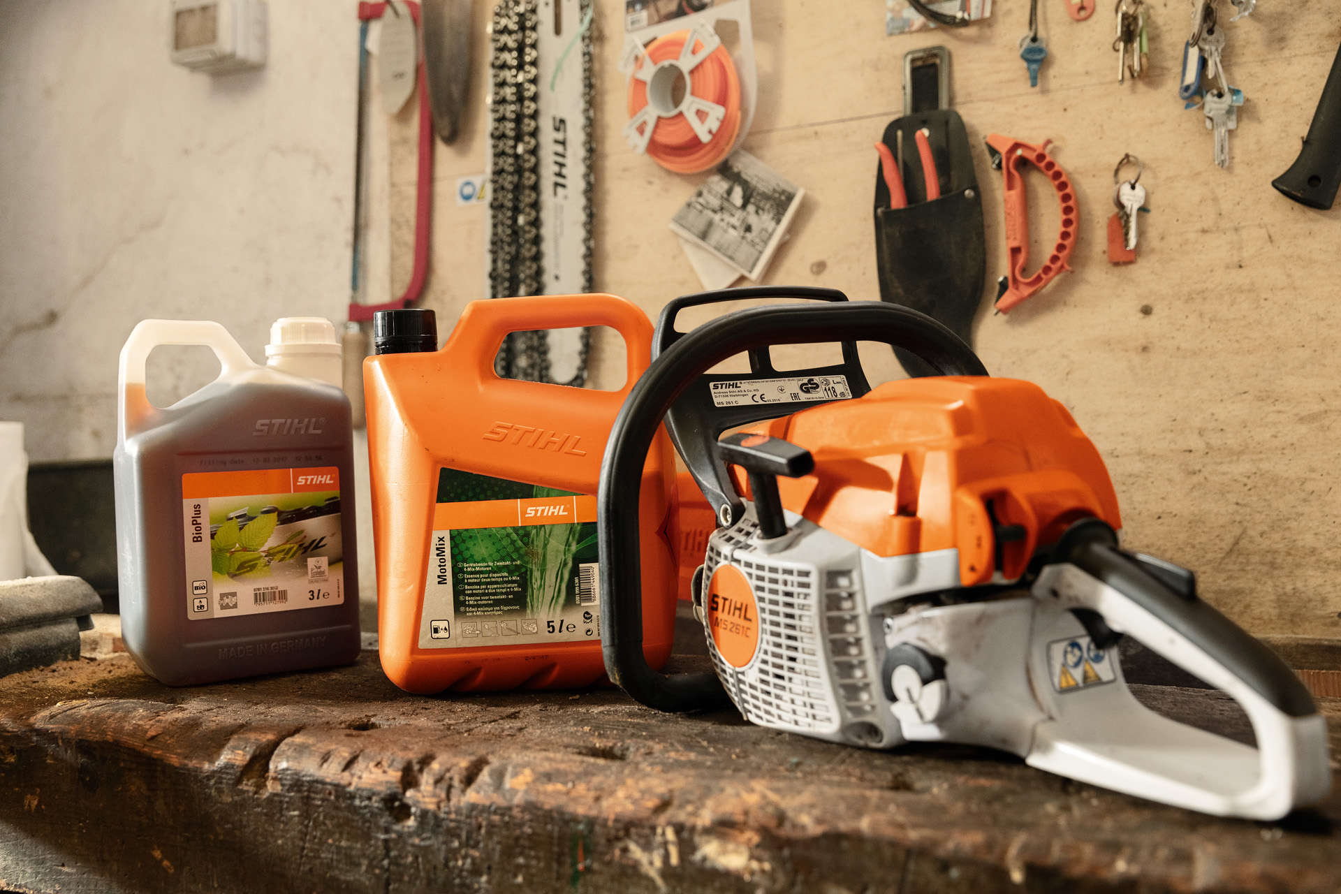 Motorová pila STIHL MS 261 C-BE s beznástrojovým uzávěrem palivové nádrže vedle MotoMix a BioPlus
