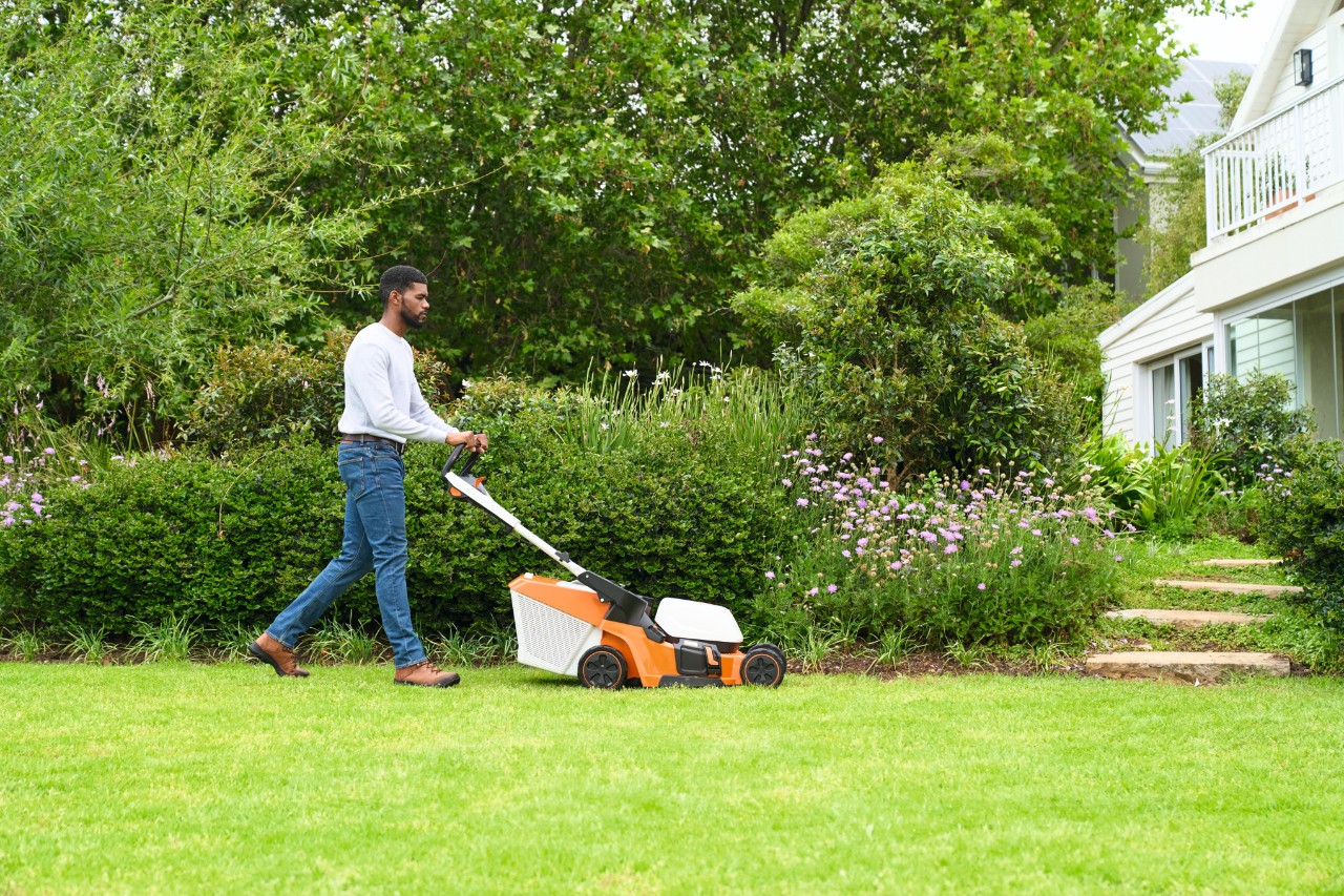 Muž seče trávník sekačkou STIHL RMA 448 V