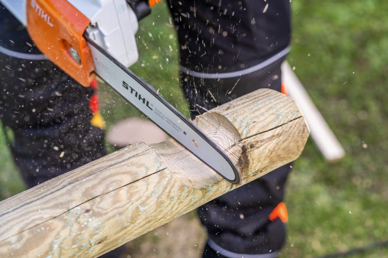 Zářez do palisády je vyřezáván motorovou pilou STIHL