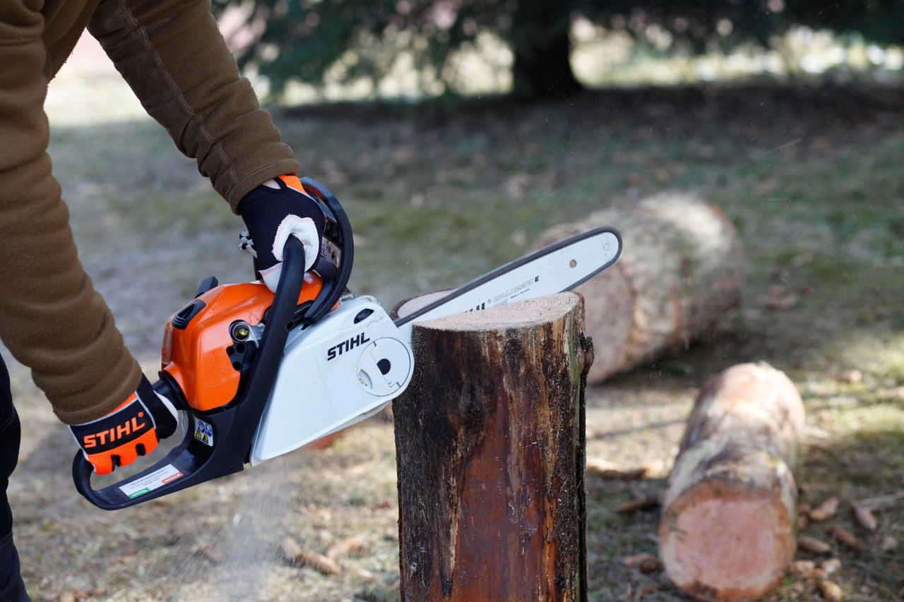 Udělejte si sami švédský oheň pomocí motorové pily STIHL MS 181 C