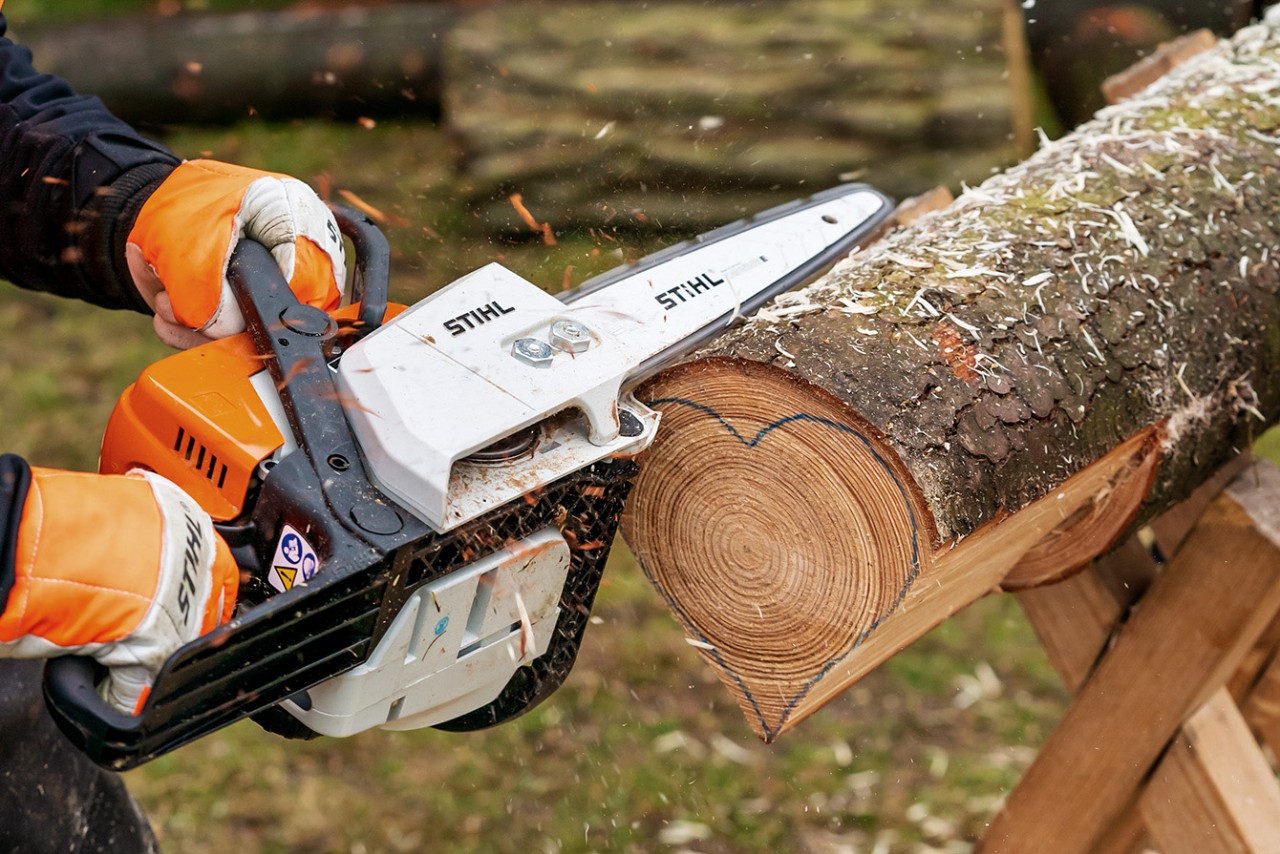 Benzínovou motorovou pilou STIHL MS 170 se vyřezává základní tvar srdce