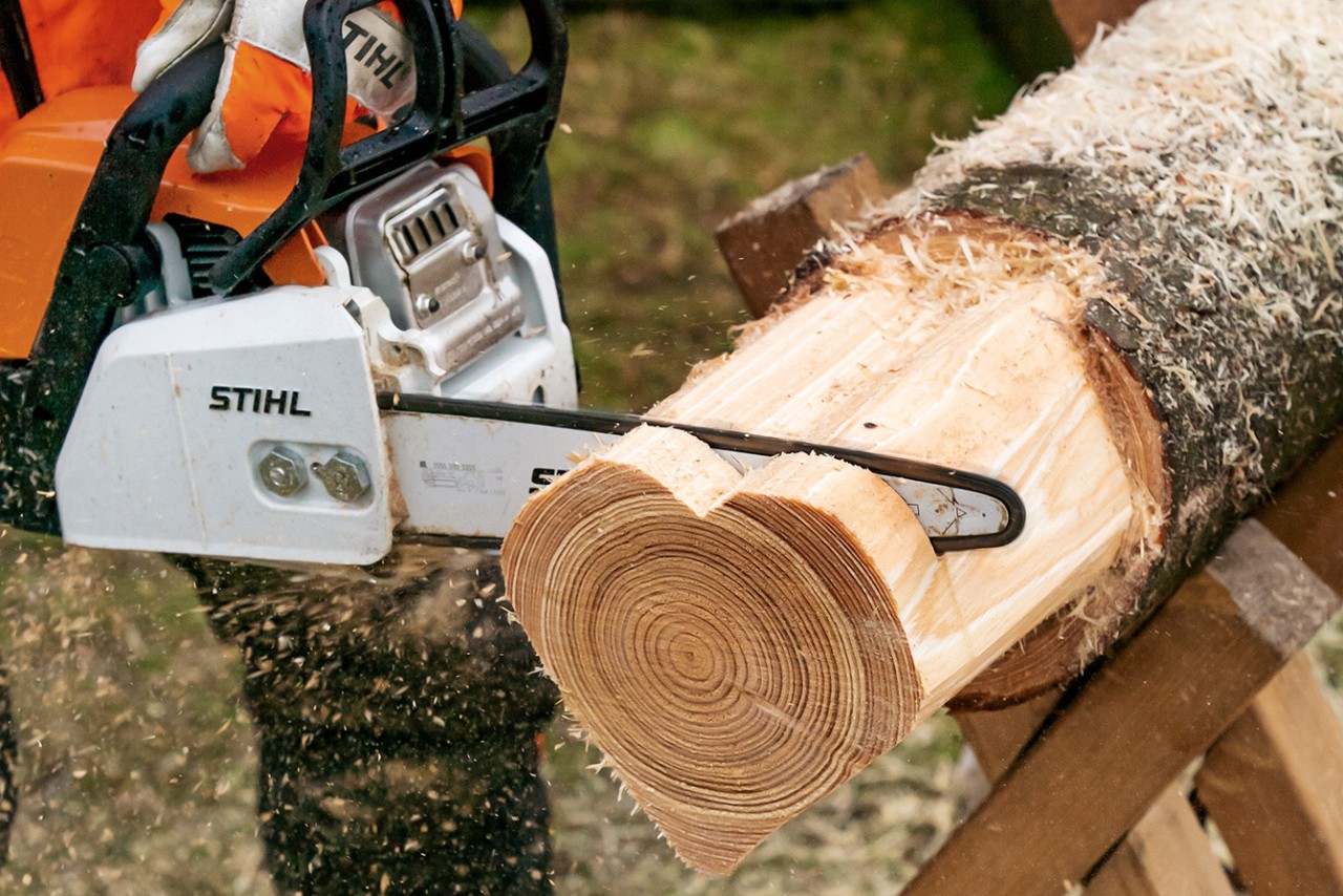 Benzínovou řetězovou pilou STIHL MS 170 se odřezávají plátky z kulatiny ve tvaru srdce