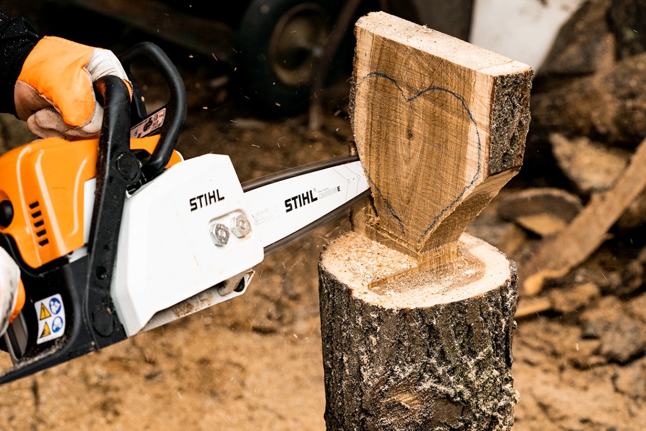 Benzínovou motorovou pilou STIHL MS 170 se vyřezává dřevo do tvaru srdce