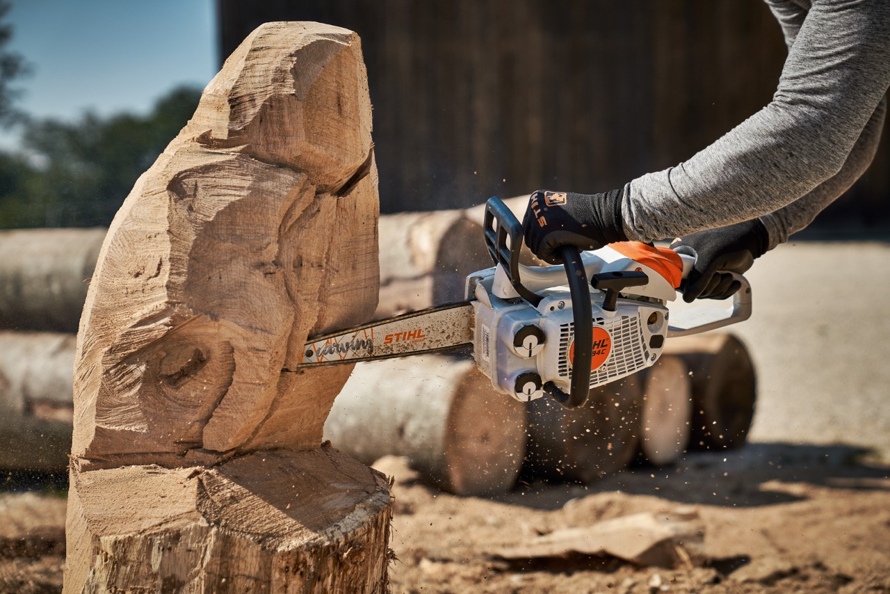 Benzínovou motorovou pilou STIHL MS 194 C-E se vyřezává sova