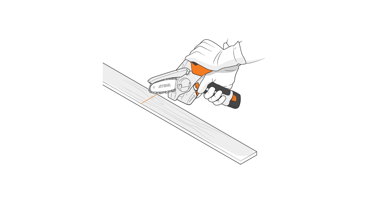 Někdo řeže prkno na míru pomocí vyvětvovací minipily STIHL GTA 26 