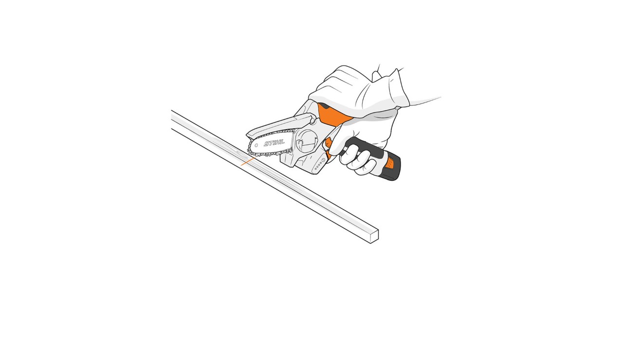 Někdo nařezává hranoly pomocí vyvětvovací minipily STIHL GTA 26 pro výrobu pařeniště