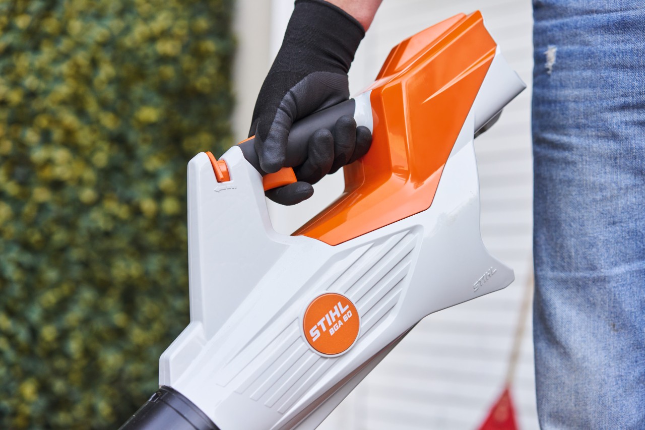 Pohled zblízka na fukar STIHL, který osoba drží v ruce