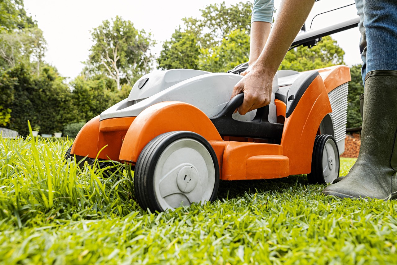 Jarní kontrola akumulátorové sekačky STIHL RMA 339 C na zahradě
