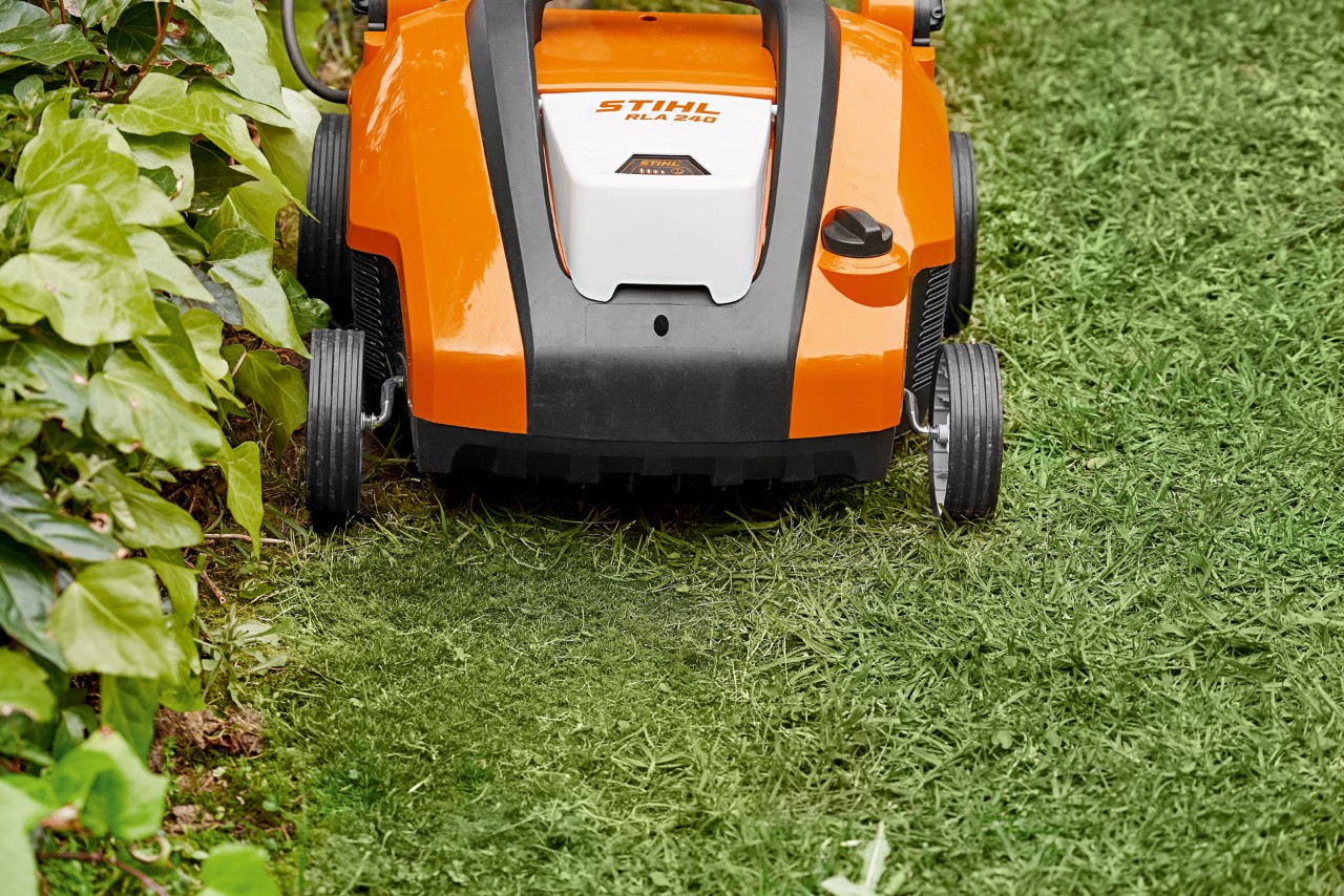 Detailní záběr akumulátorového provzdušňovače STIHL RLA 240 před pískováním trávníku