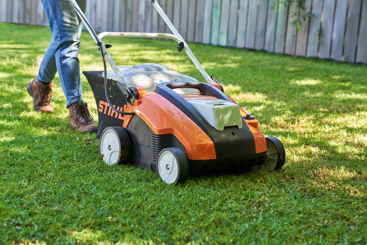 Akumulátorový provzdušňovač trávníku STIHL RLA 240 provzdušňuje zelený trávník