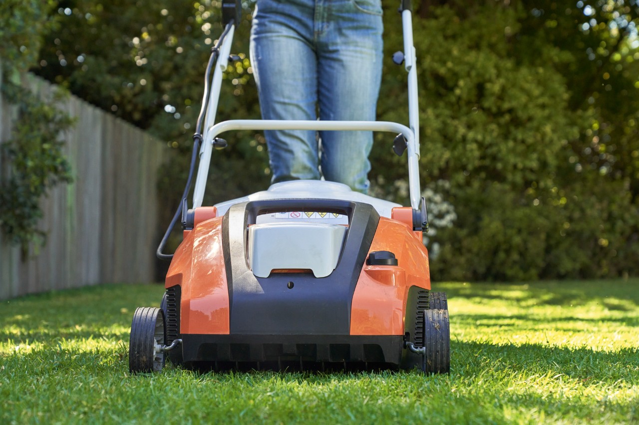 Provzdušňování trávníku pomocí akumulátorového provzdušňovače STIHL RLA 240.