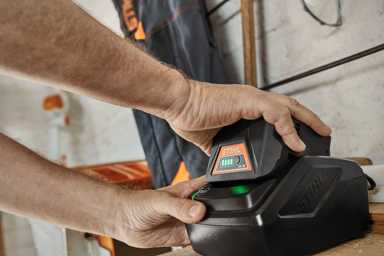Nabíjení lithium-iontového akumulátoru STIHL AK 30 v nabíjecí stanici