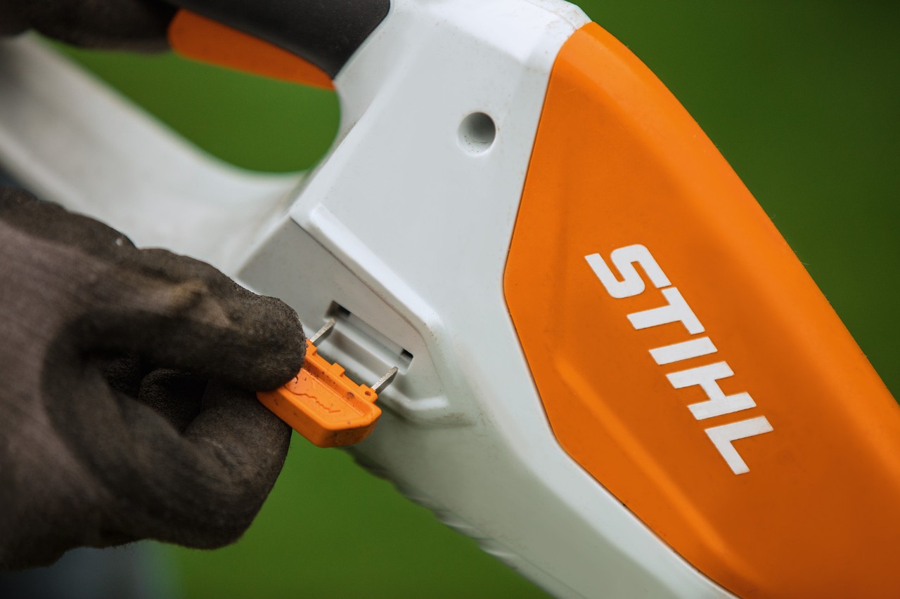 Akumulátorový vyžínač STIHL s integrovaným akumulátorem a aktivačním klíčem