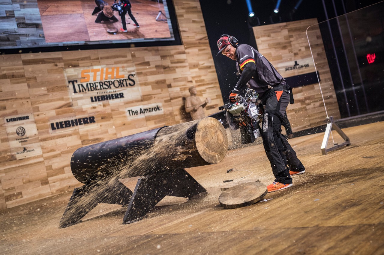 Sportovní dřevorubci na pódiu na mistrovství světa STIHL TIMBERSPORTS® 2018 v Liverpoolu