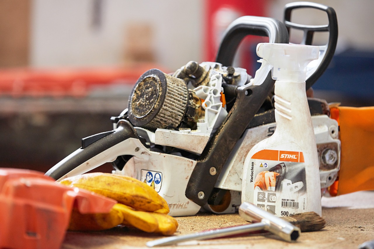 Čistič STIHL Varioclean vedle řetězové pily STIHL na pracovním stole