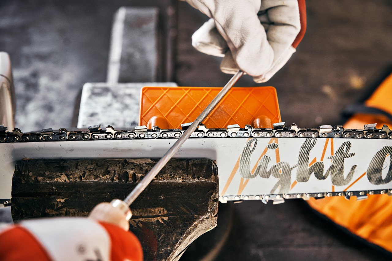 Ostření řetězu řetězové pily pomocí kulatého pilníku a ostřící mřížky STIHL