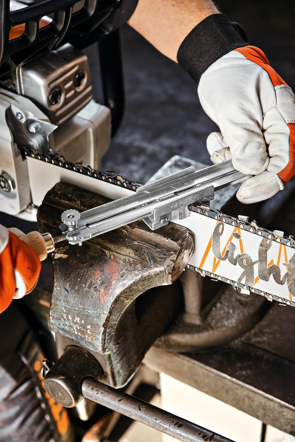 Osoba s vodítkem držáku pilníku STIHL na vodicí liště STIHL Light 04