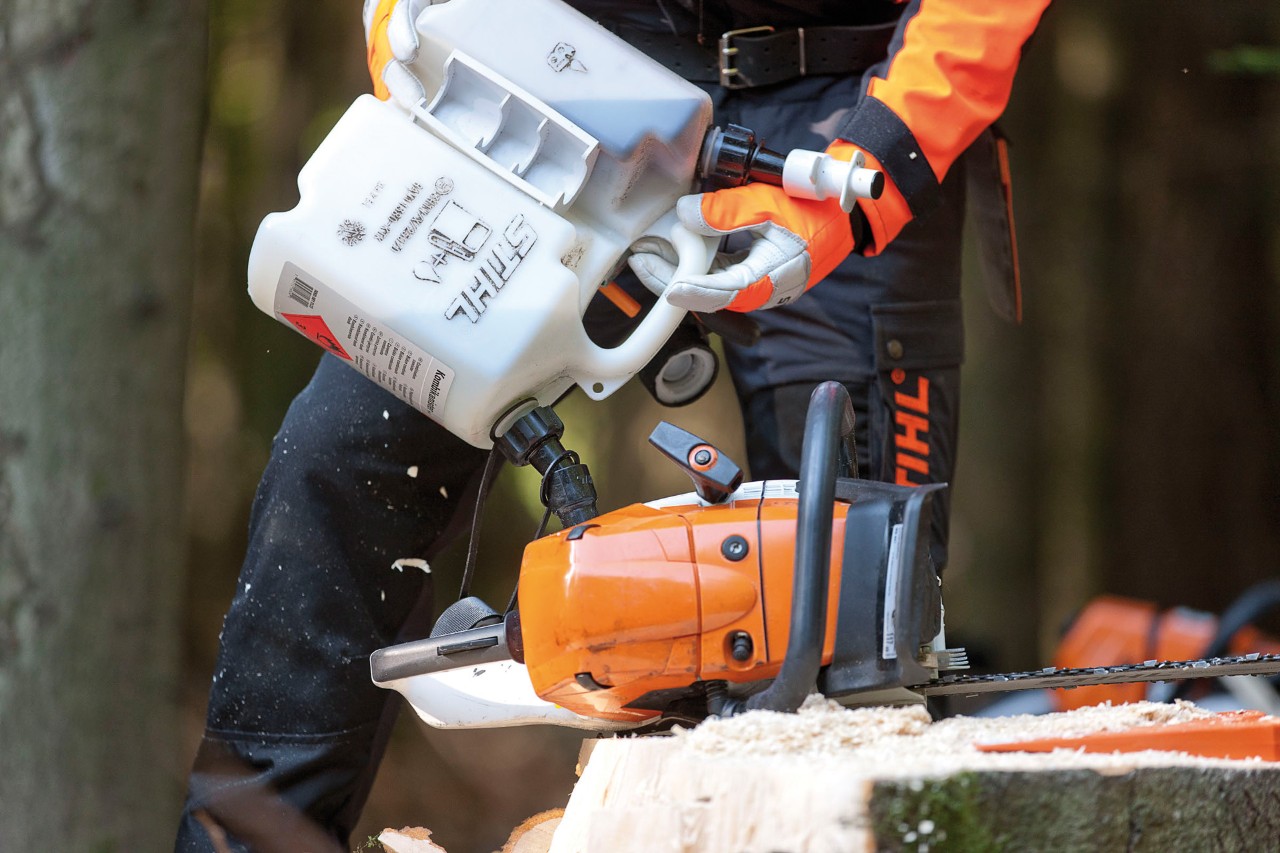  Do řetězové pily STIHL MS 441 se tankuje směs pro řetězové pily
