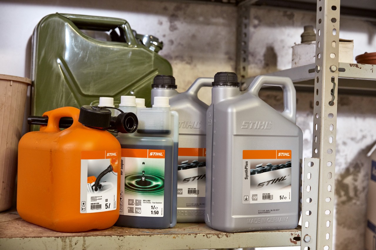 Světlý kanystr s palivem HP Super STIHL pro dvoutaktní motory a oranžový kanystr se směsí do vyžínače