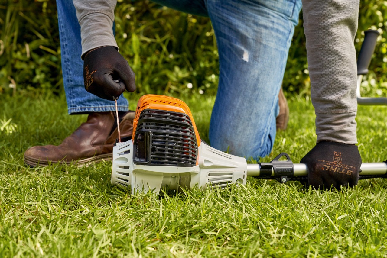 Muž tahá za startovací lanko benzinového křovinořezu STIHL FS 91 