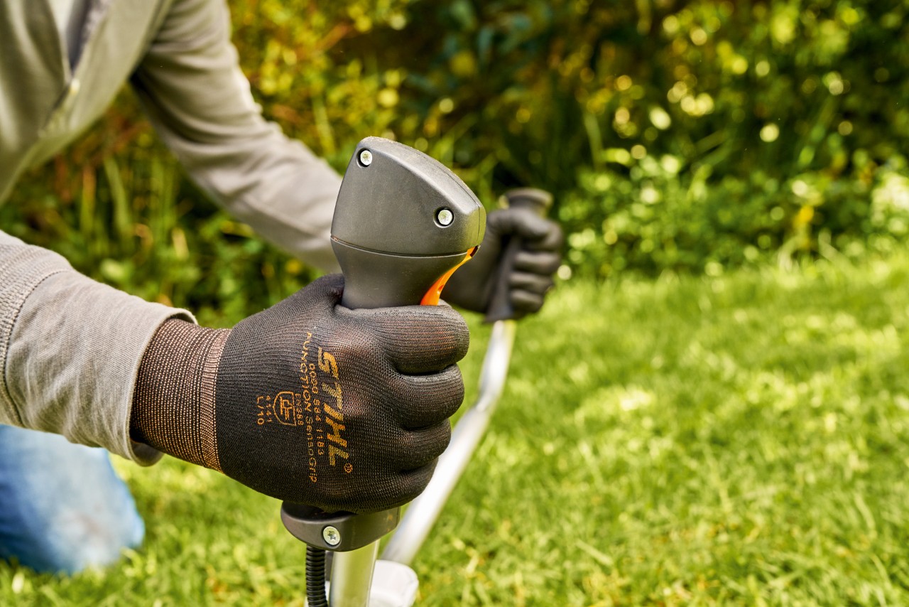 Muž nechává krátce nastartovat motor benzinového křovinořezu STIHL FS 91