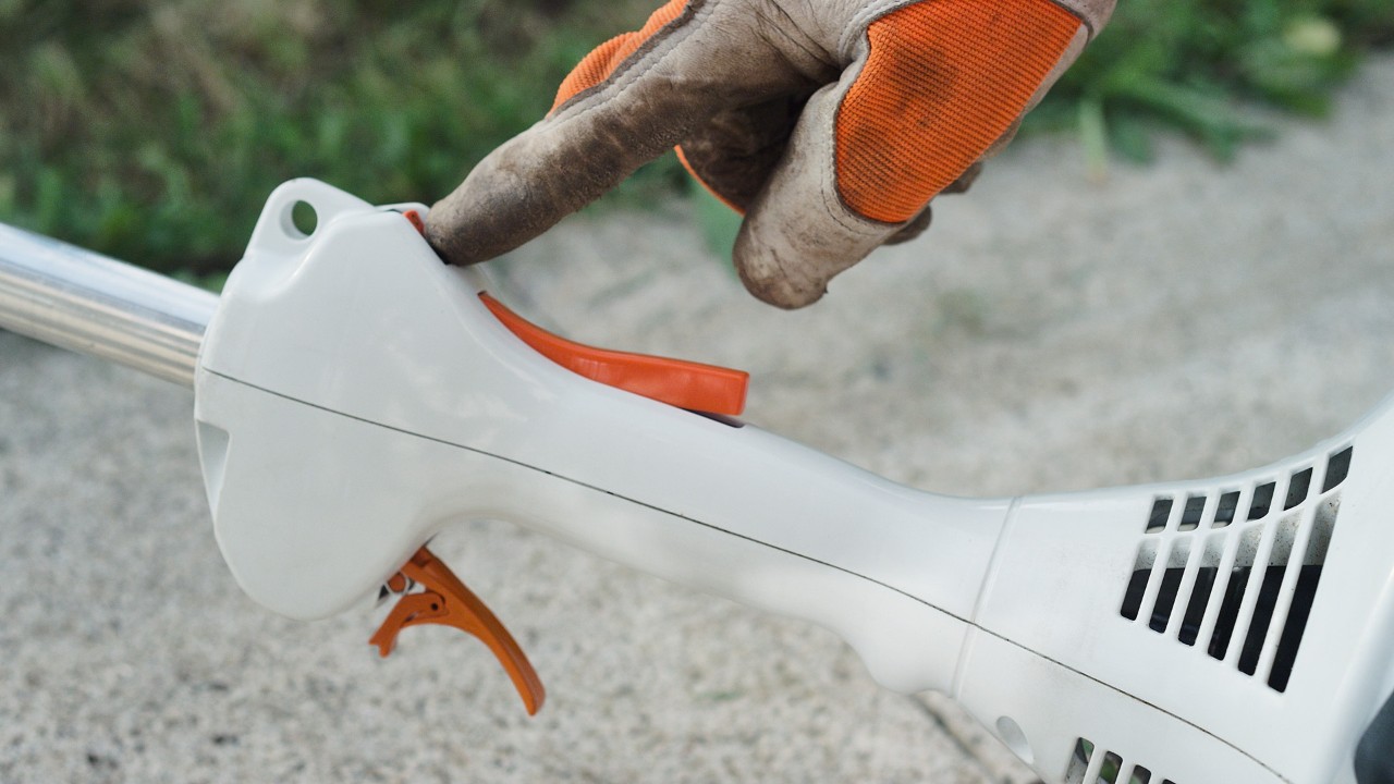 U benzinového vyžínače STIHL FS 38 se stiskne zastavovací spínač