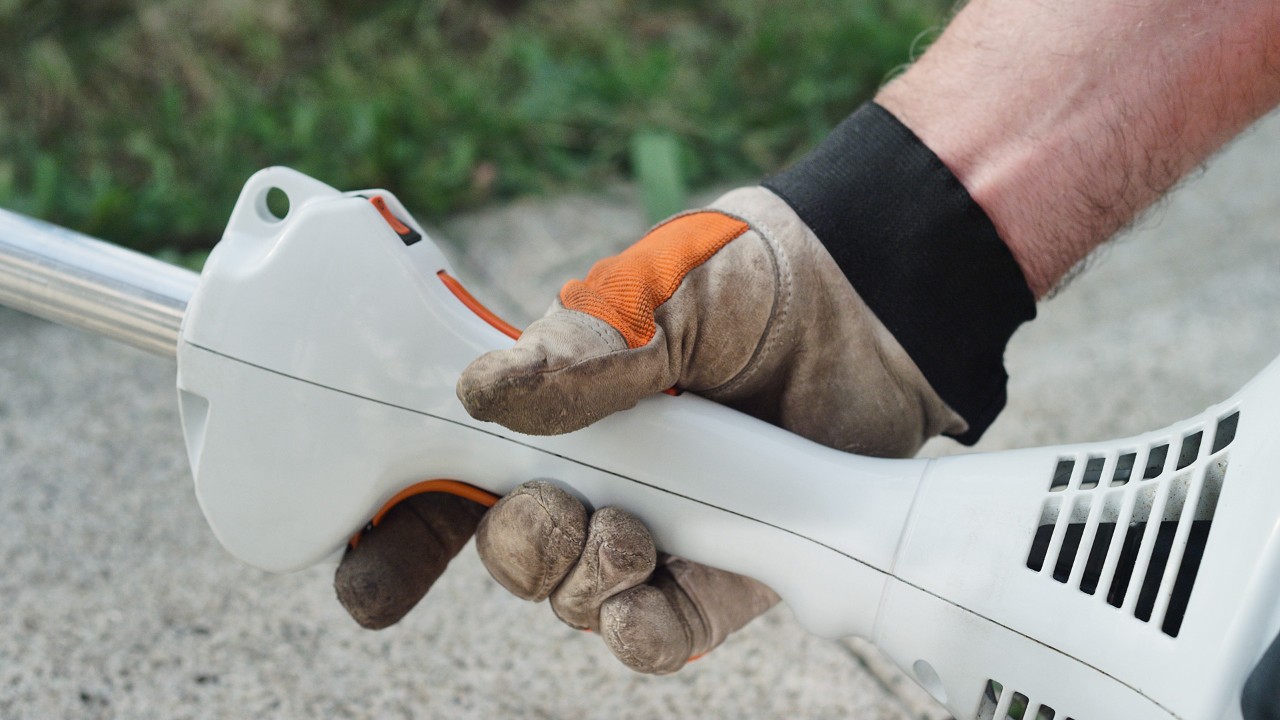 Páčka plynu benzinového vyžínače STIHL FS 38 se zaaretuje