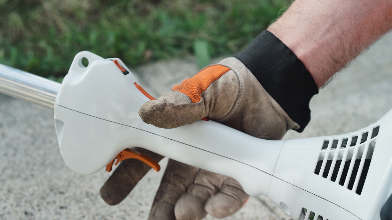 Benzinový vyžínač STIHL FS 38 ve startovací poloze plynu