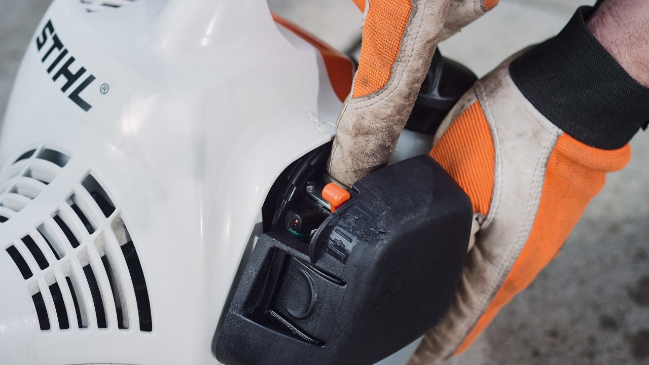 Stisknutí palivového čerpadla u benzinového vyžínače STIHL FS 38