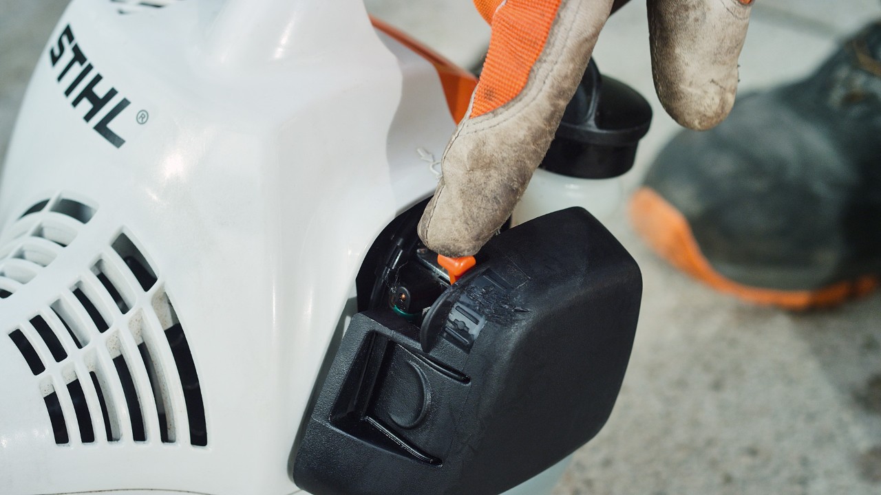 Sytič benzinového vyžínače STIHL FS 38 se otevře