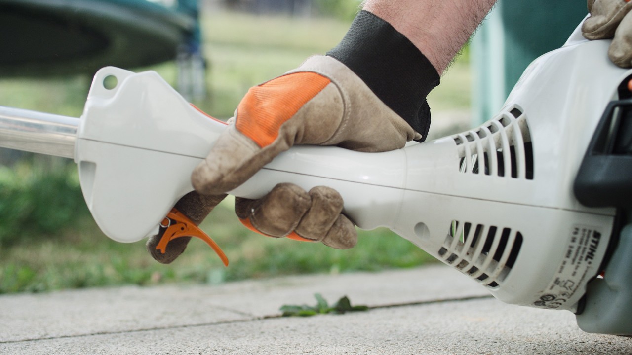 U benzinového vyžínače STIHL FS 38 se stiskne páčka plynu