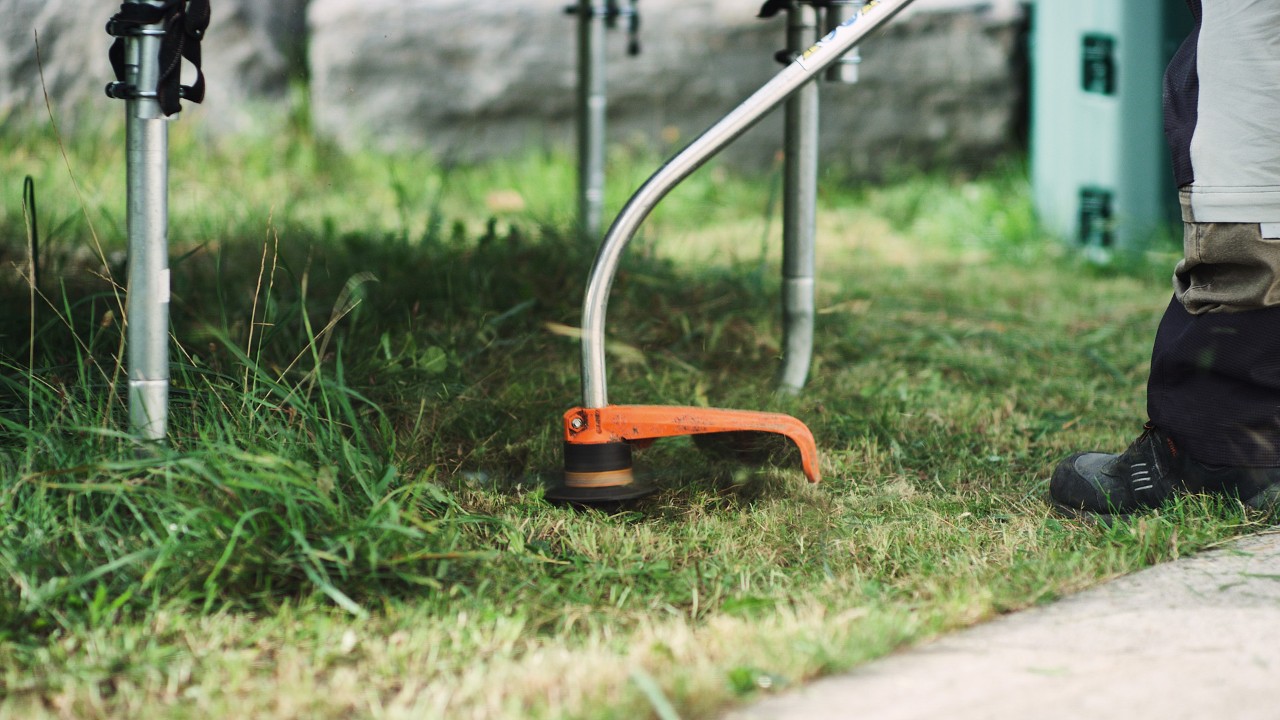 Zastřihování okrajů trávníku benzinovým vyžínačem STIHL FS 38