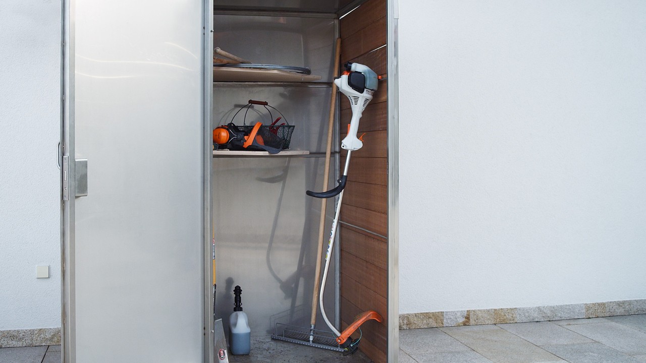 Vypnutý benzinový vyžínač STIHL FS 38 stojí ve skříni