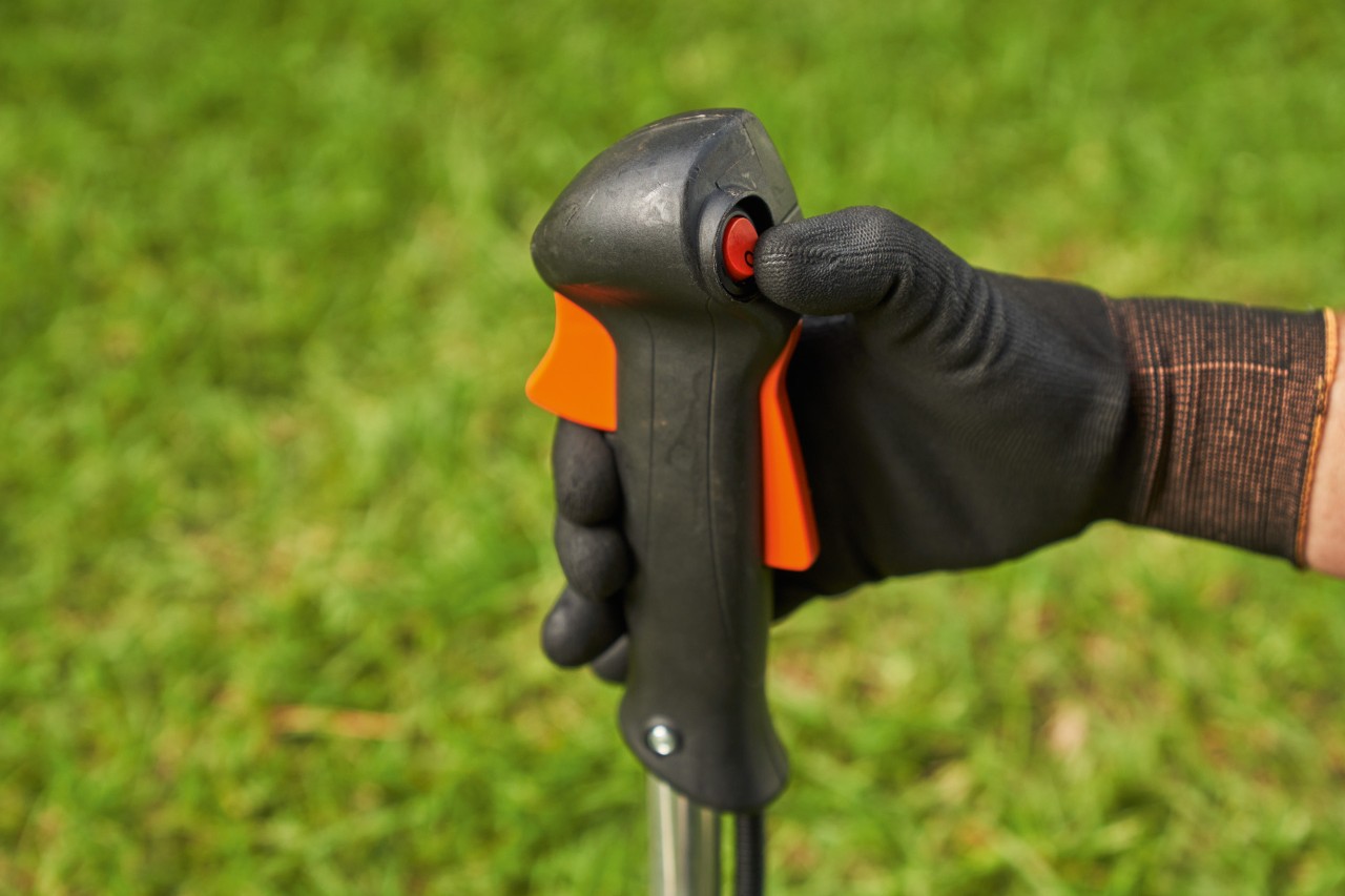 Muž odkládá benzinový vyžínač STIHL FS 56