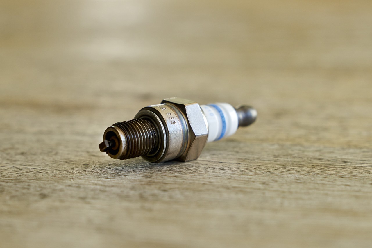 Detail zapalovací svíčky benzinového vyžínače STIHL