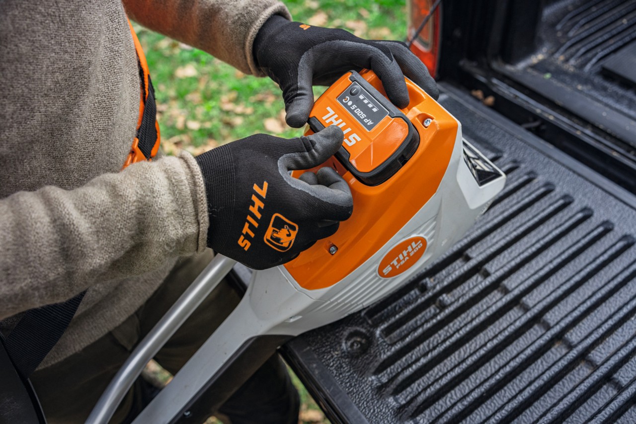 Vsazení akumulátoru STIHL AP 500 S do koncového zařízení.