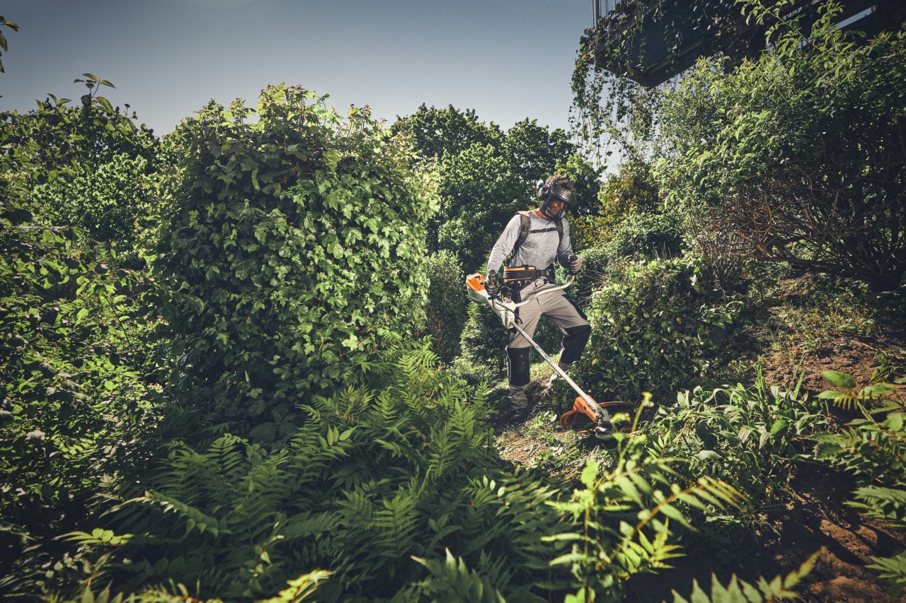 Sečení trávy aku křovinořezem STIHL FSA 60 R