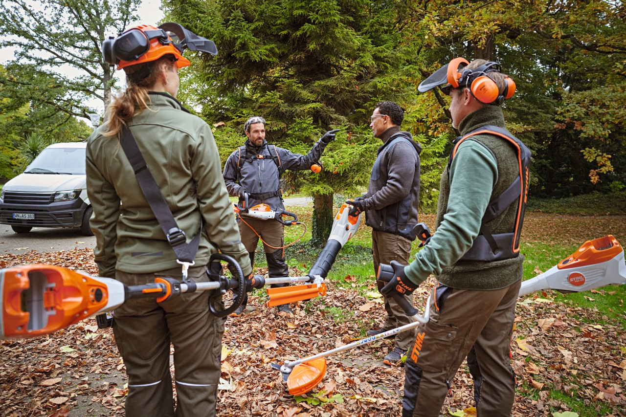 Skupina pracovníků se stroji STIHL