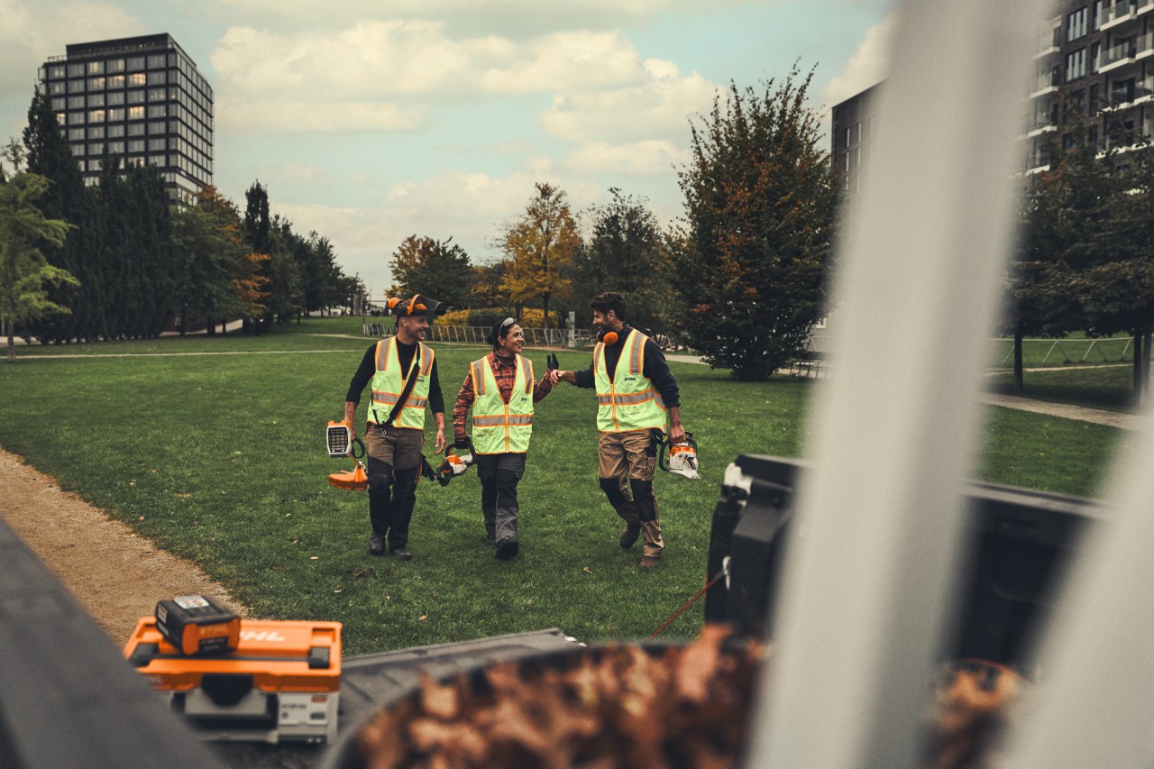 Tým na cestě k vozidlu po práci s akumulátorovým nářadím STIHL