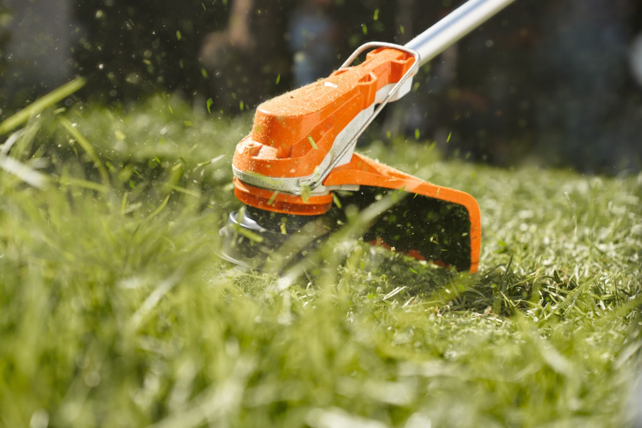 Sekání trávy akumulátorovým vyžínačem STIHL FSA 60 R
