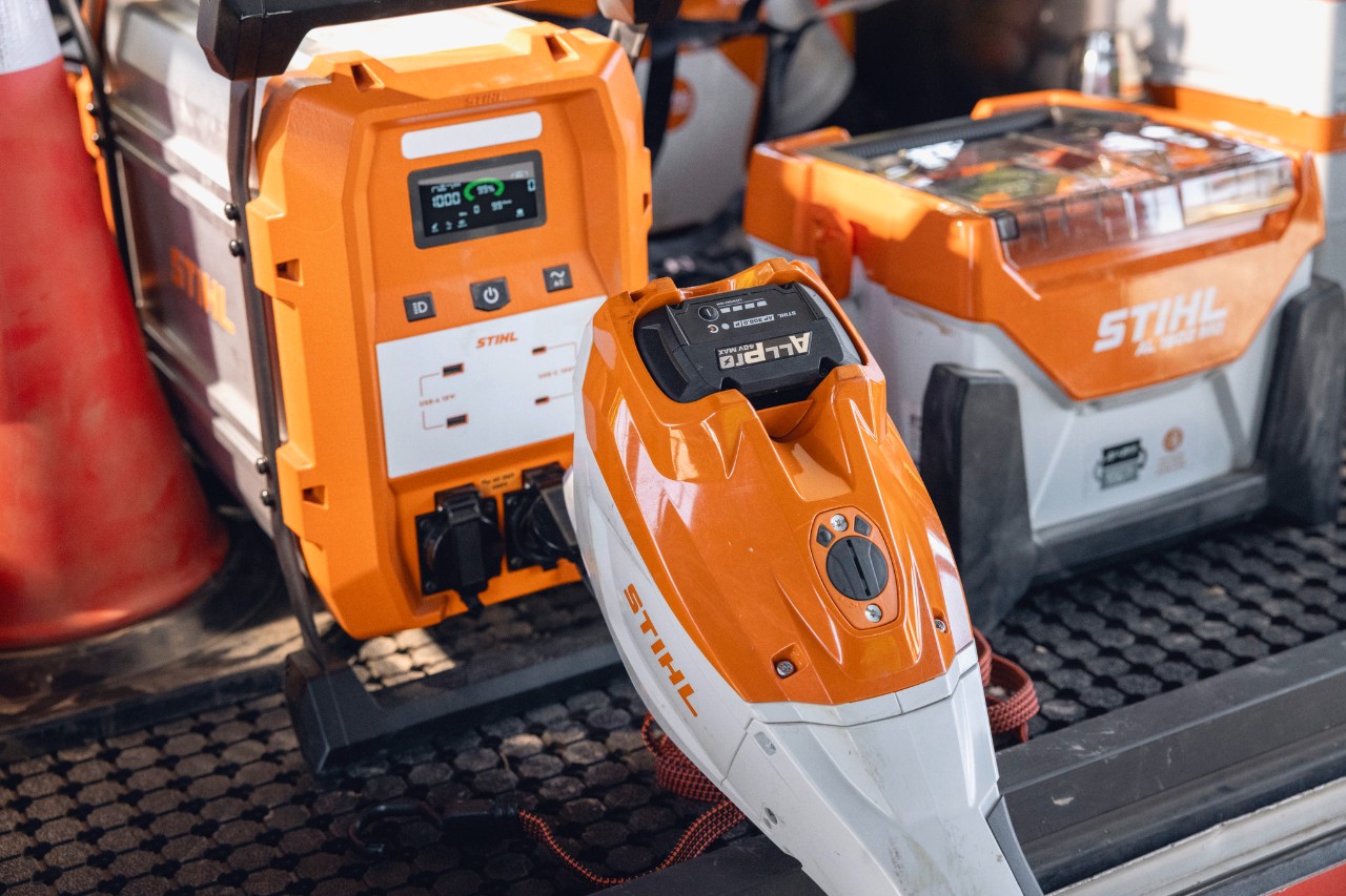 Mobilní nabíječka STIHL AL 1802 MO a powerbanka STIHL PS 2000 jsou připraveny k nabíjení akumulátorů ALLPRO na ložné ploše