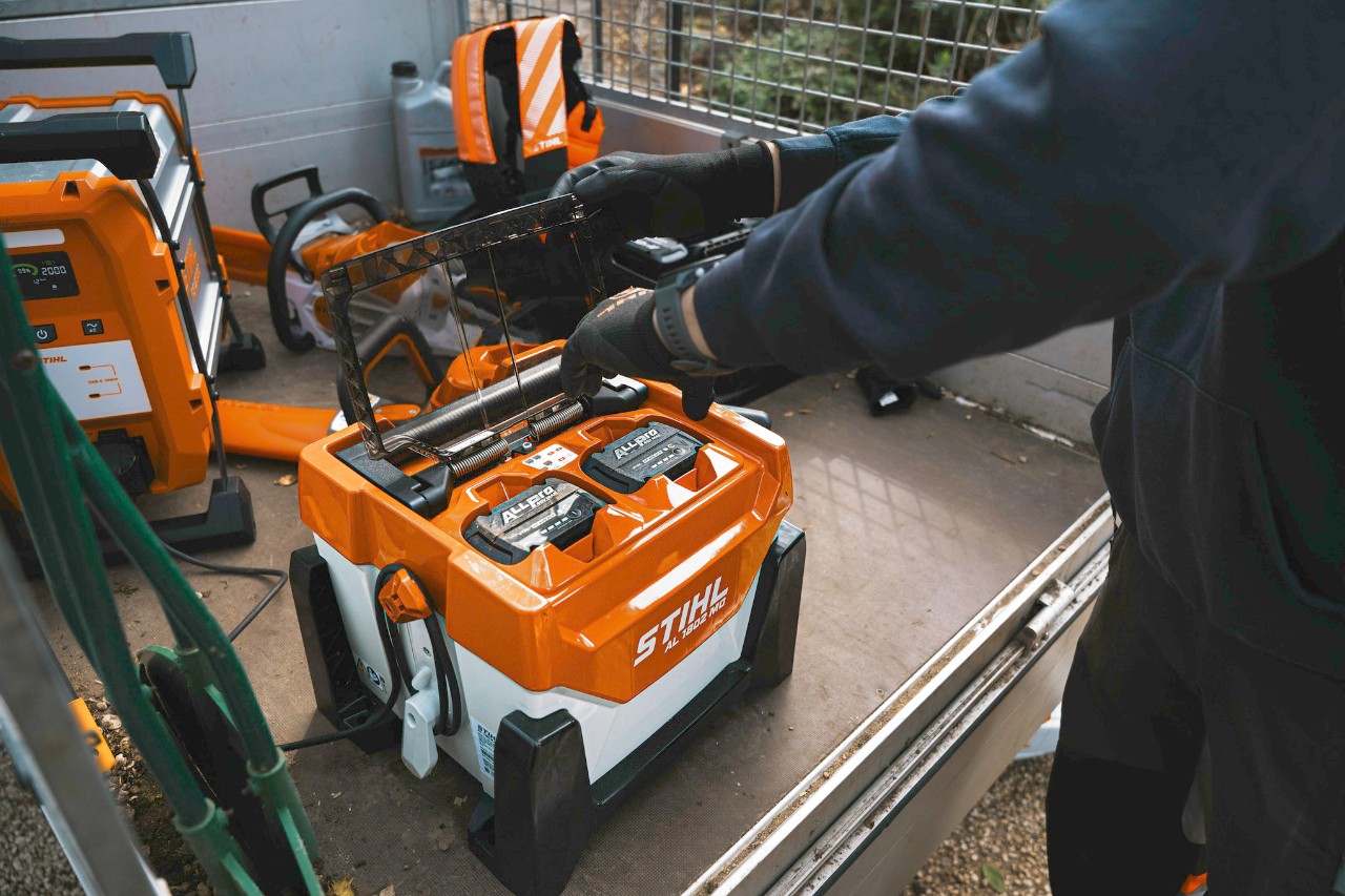 Nabíjení akumulátoru STIHL ALLPRO AP 300.0 P v vícenásobné nabíječce AL 301-4