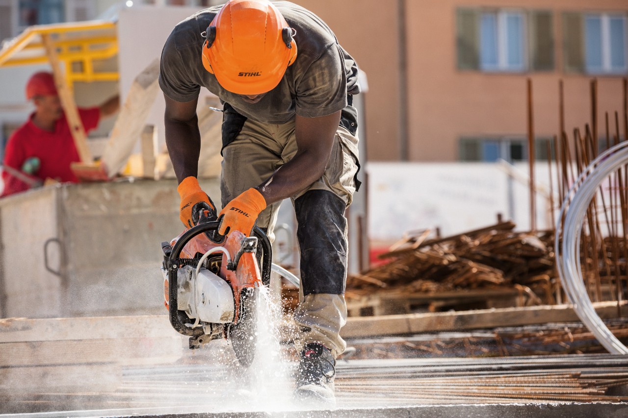 Muž pracující na staveništi s rozbrušovacím strojem STIHL TS 500i
