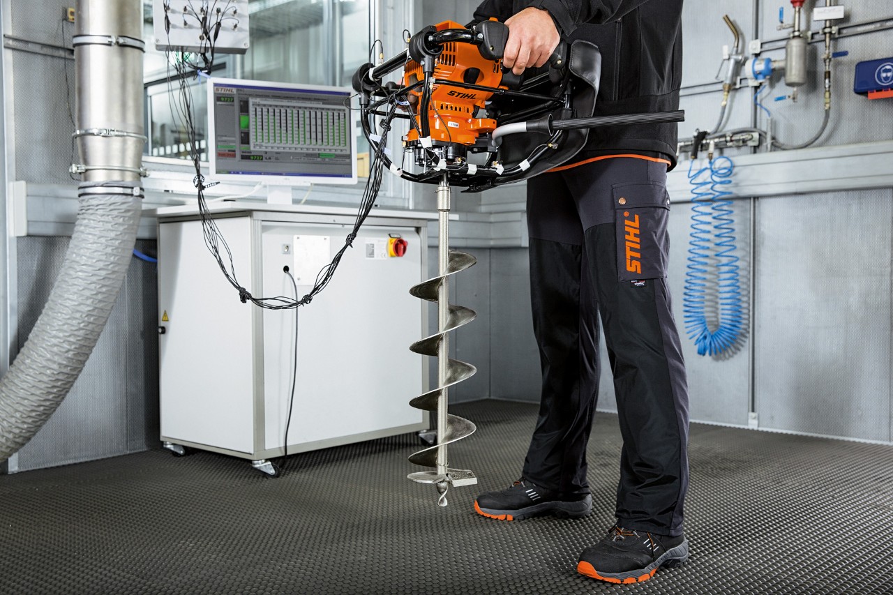 Probíhá testování nářadí STIHL na vibrační zatížení