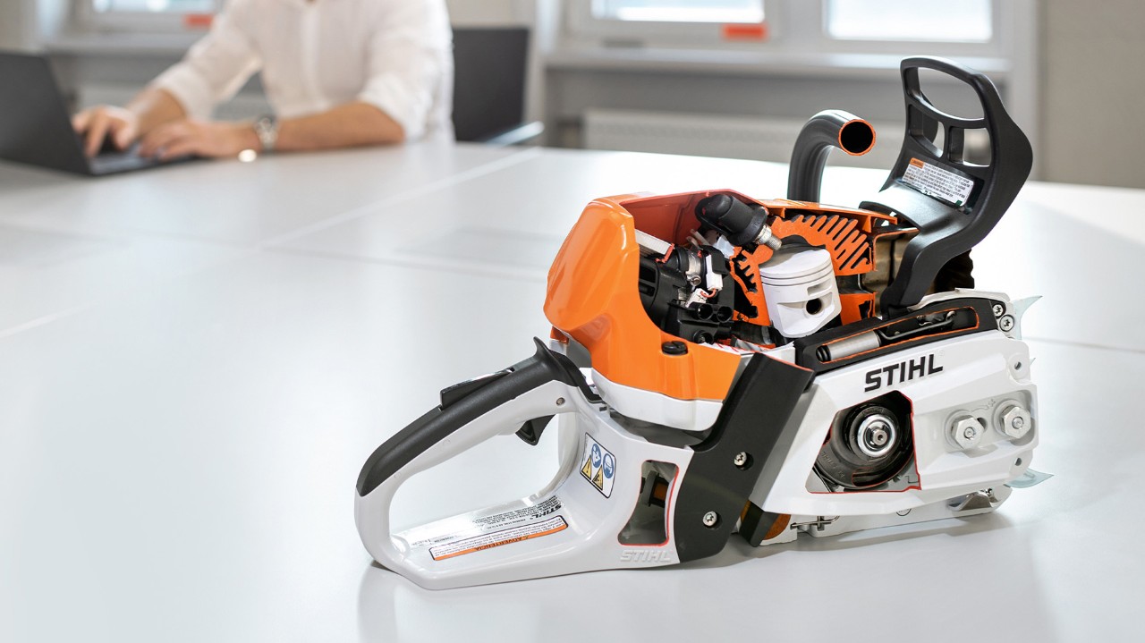 Odkrytý magnéziový píst v benzinové motorové pile STIHL MS 400 C-M bez lišty