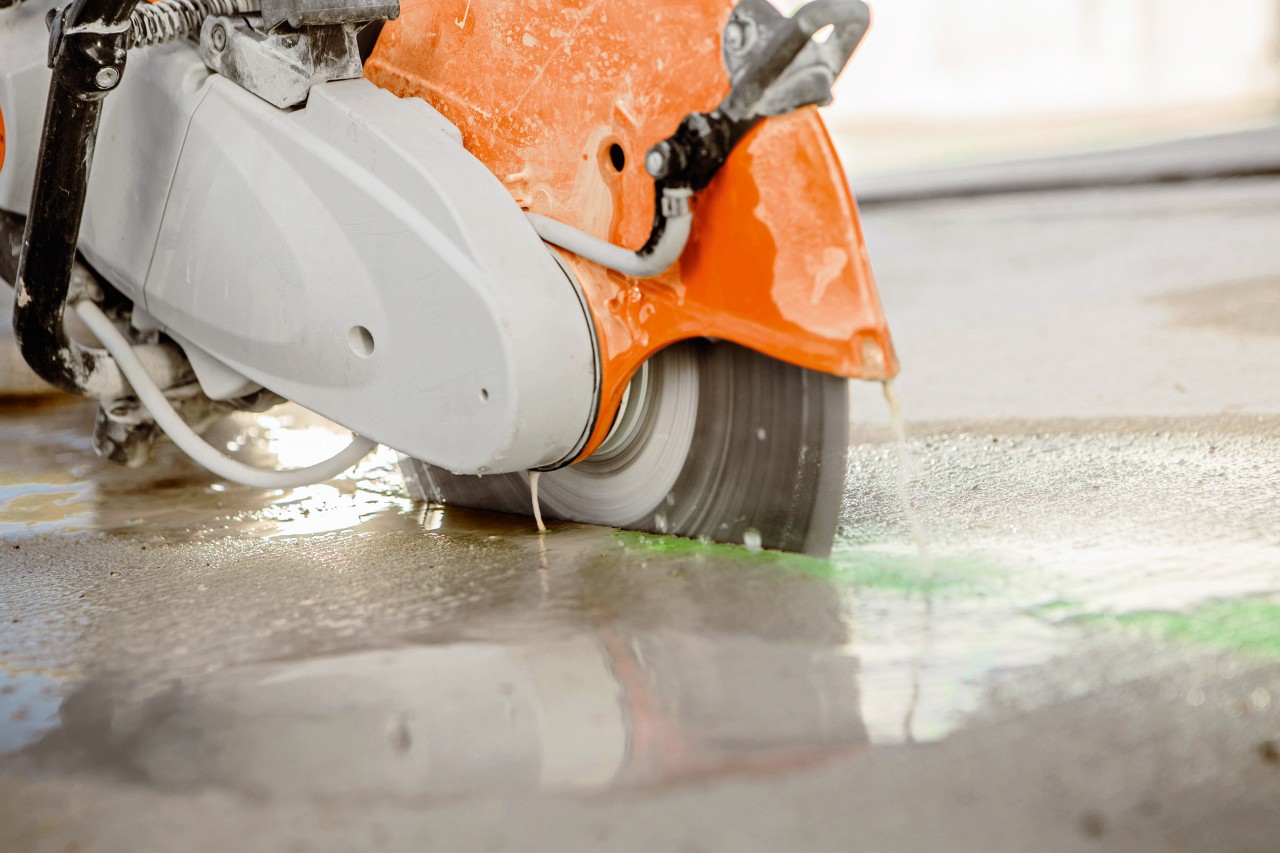 Rozbrušovací stroj STIHL TS 440 s diamantovými kotouči za provozu