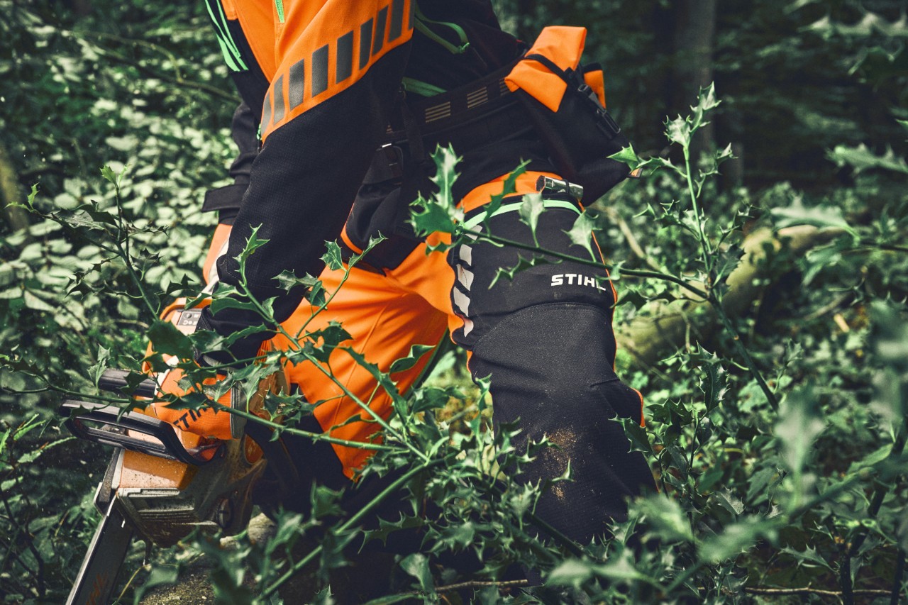 Ochranné pomůcky STIHL při použití v hustých porostech