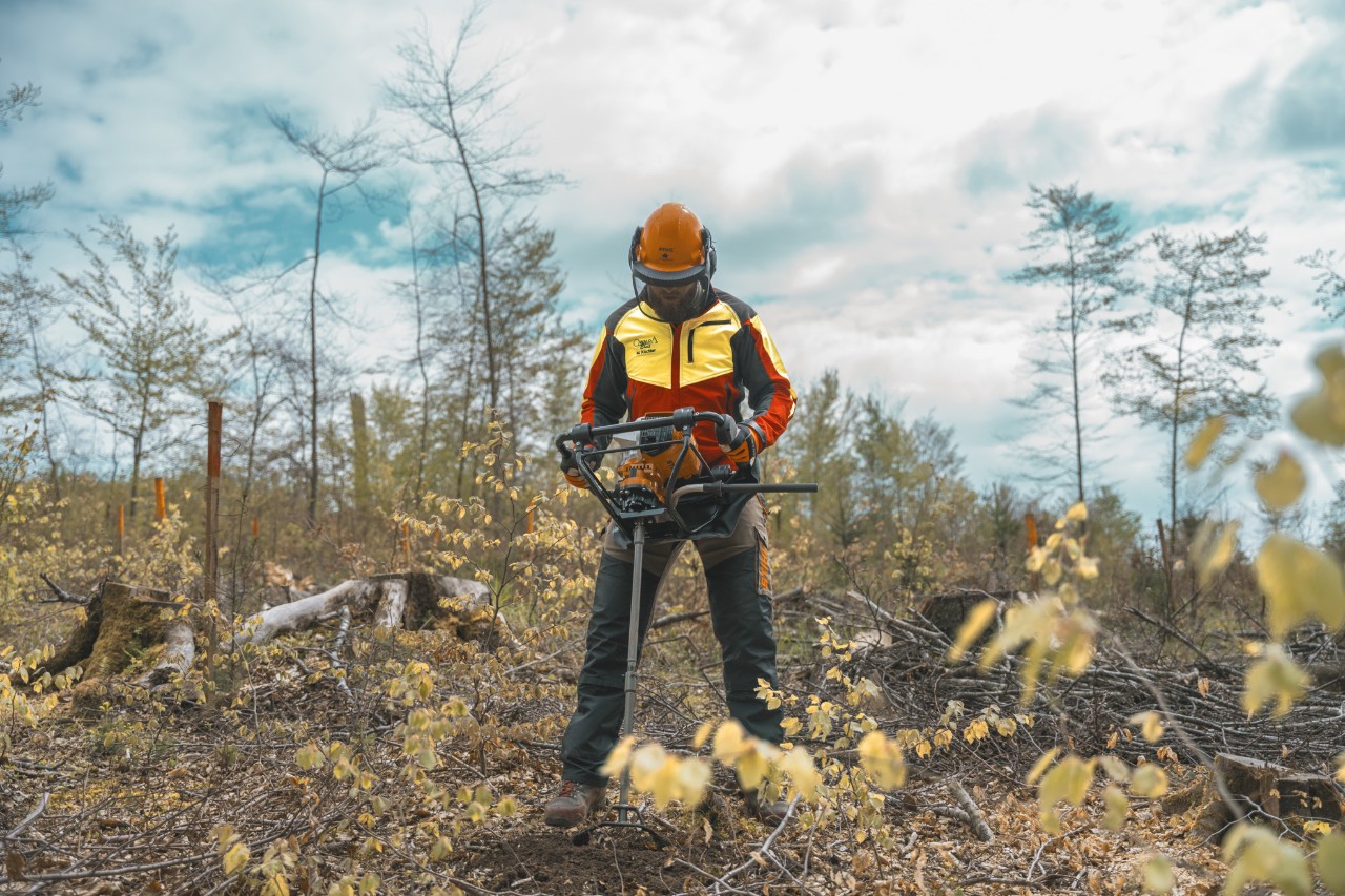 Pracovník s jamkovačem STIHL