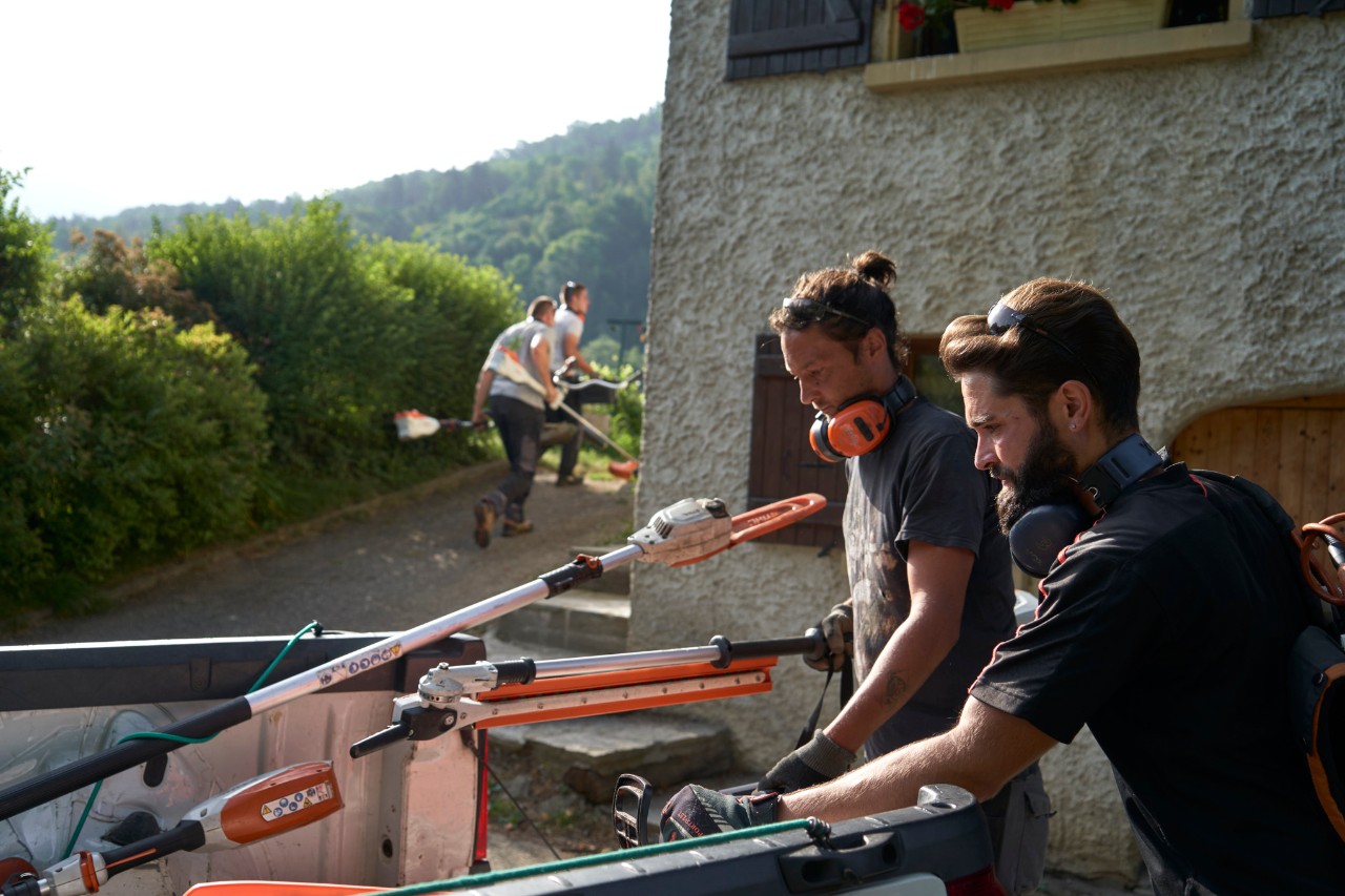 Julien Loquarelli, zahradní architekt, vykládá se svými kolegy vybavení STIHL z vozidla.